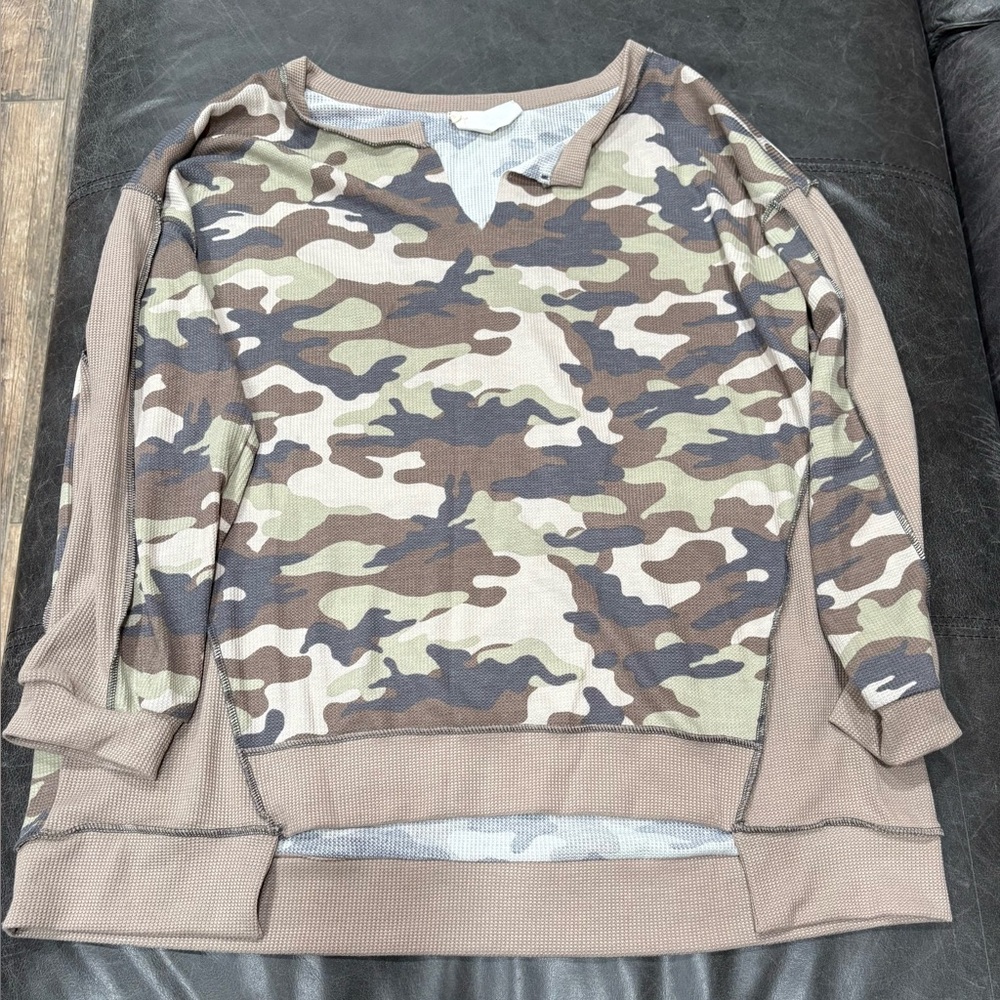 BiBi Textured Gray and Cream Camo Top
